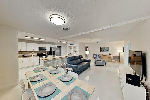 Gorgeous Retreat With Private Pool - Walk To Bay Home