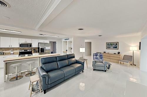 Gorgeous Retreat With Private Pool - Walk To Bay Home