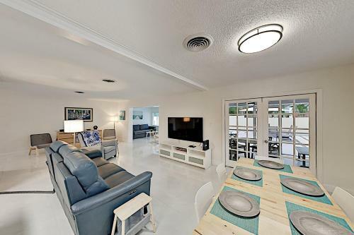 Gorgeous Retreat With Private Pool - Walk To Bay Home