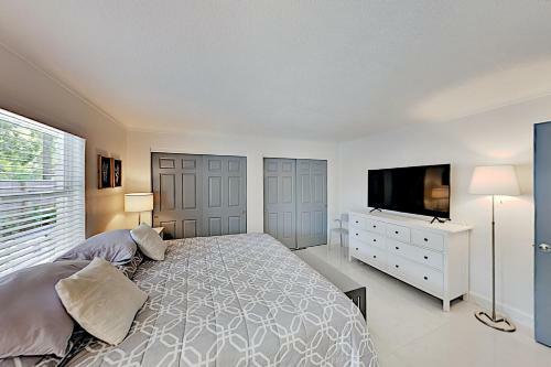 Gorgeous Retreat With Private Pool - Walk To Bay Home
