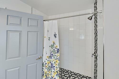 Gorgeous Retreat With Private Pool - Walk To Bay Home