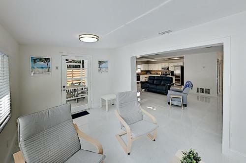 Gorgeous Retreat With Private Pool - Walk To Bay Home