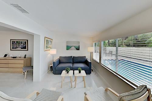 Gorgeous Retreat With Private Pool - Walk To Bay Home