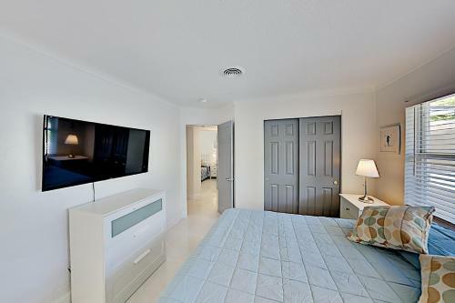 Gorgeous Retreat With Private Pool - Walk To Bay Home