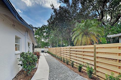 Gorgeous Retreat With Private Pool - Walk To Bay Home