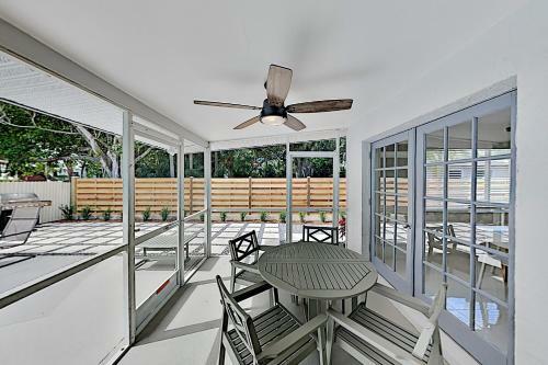 Gorgeous Retreat With Private Pool - Walk To Bay Home