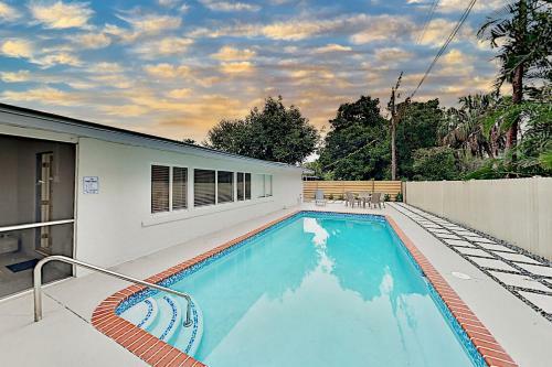 Gorgeous Retreat With Private Pool - Walk To Bay Home