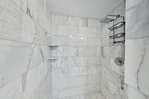 Sleek Home - Lush Yard & Private Pool - Near Beach Home