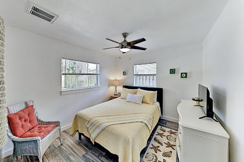 Sleek Home - Lush Yard & Private Pool - Near Beach Home