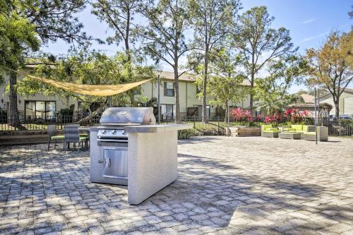 Tampa Townhome With Pool Near Top Attractions!