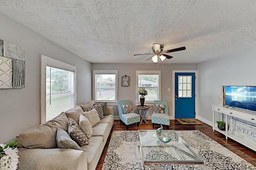 Updated Bungalow - Fenced Backyard With Gas Grill Home