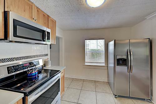 Updated Bungalow - Fenced Backyard With Gas Grill Home