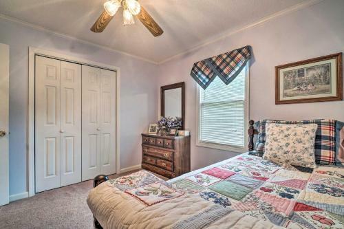 Charming Mountain Home With Deck In Blairsville!