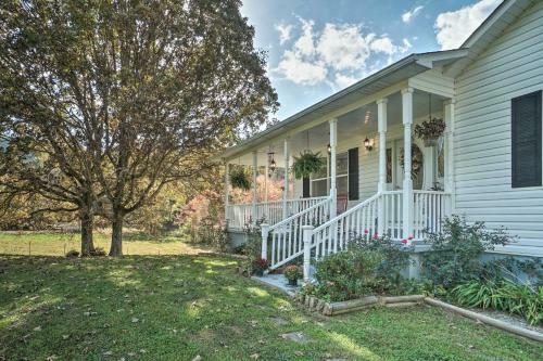 Charming Mountain Home With Deck In Blairsville!