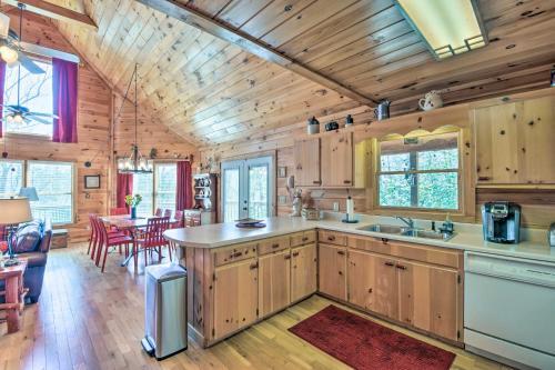 Prince Mountain Retreat With Hot Tub And Views!