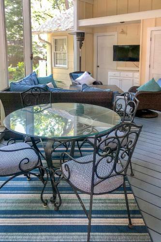 Charming Cottage With Porch, Less Than Half Mi To Beach