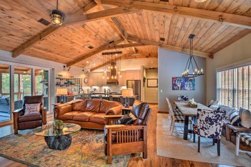 Cork And Creek Cottage With Mtn And Pasture Views!