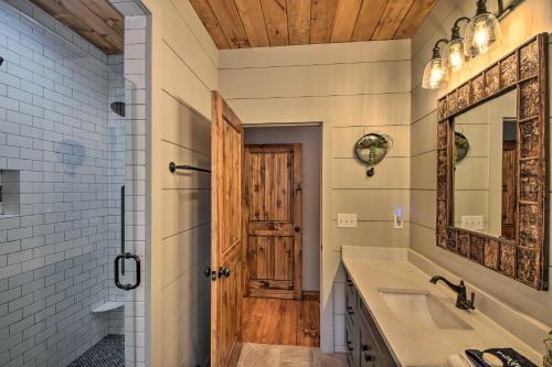 Cork And Creek Cottage With Mtn And Pasture Views!