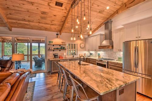 Cork And Creek Cottage With Mtn And Pasture Views!