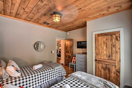 Cork And Creek Cottage With Mtn And Pasture Views!