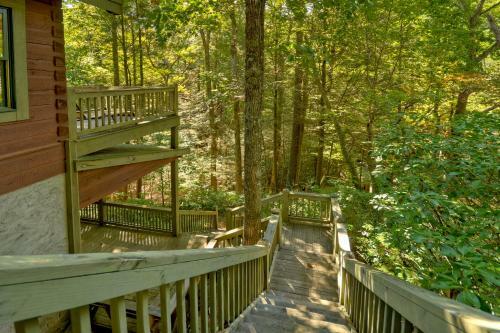 Thunder Falls- Cabin Perched Over 10ft Waterfalls!