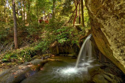 Thunder Falls- Cabin Perched Over 10ft Waterfalls!