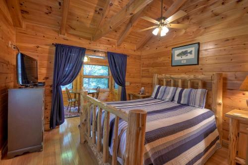 Thunder Falls- Cabin Perched Over 10ft Waterfalls!