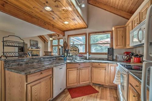 Christoffs Chalet With Hot Tub - 2 Mi To Downtown