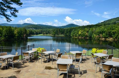 Big Canoe Resort Home With 3 Decks And Mtn Views!
