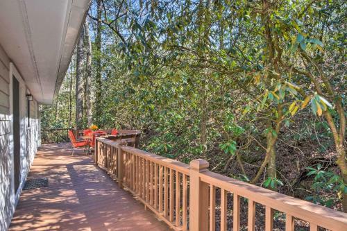 Secluded Lavinder Laurel Leaf Cottage Near Creek