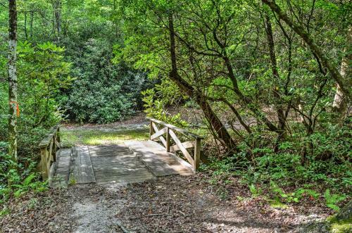 Secluded Lavinder Laurel Leaf Cottage Near Creek