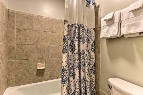 Apartamento St Simons Condo With Amenities, Drive To Beach