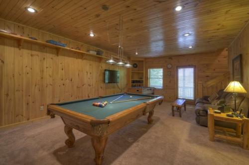 Bear Ridge Hideaway- Secluded Mtn View