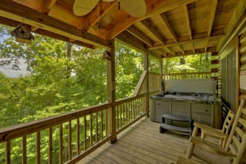 Bear Ridge Hideaway- Secluded Mtn View