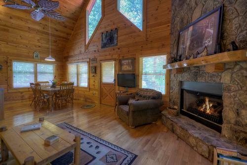 Bear Ridge Hideaway- Secluded Mtn View
