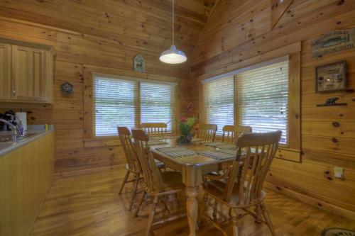 Bear Ridge Hideaway- Secluded Mtn View