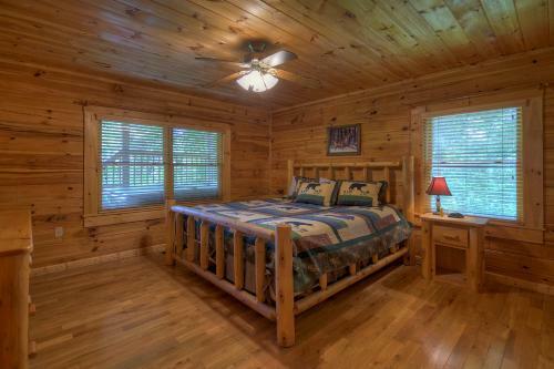 Bear Ridge Hideaway- Secluded Mtn View