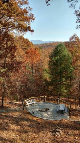Bear Ridge Hideaway- Secluded Mtn View