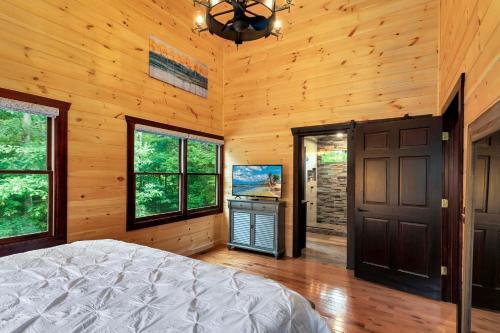 Elegant Forest Escape With Hot Tub, Views And More