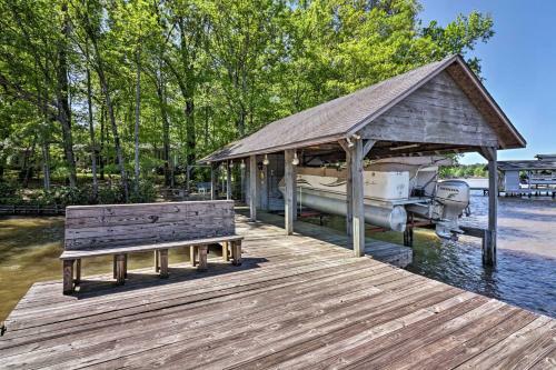 Lakefront Milledgeville Cabin Private Dock, Porch
