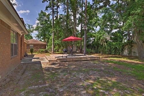 Updated Savannah Home With Yard - Near River Street!