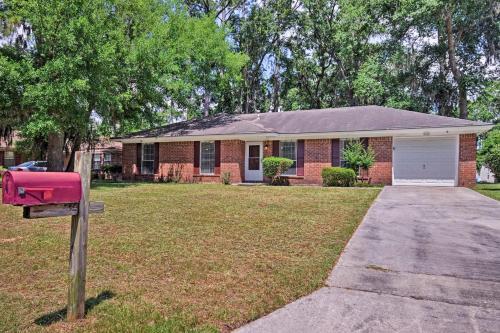 Updated Savannah Home With Yard - Near River Street!