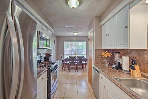 Updated Savannah Home With Yard - Near River Street!