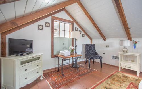 Freeman's Cottage By Lucky Savannah