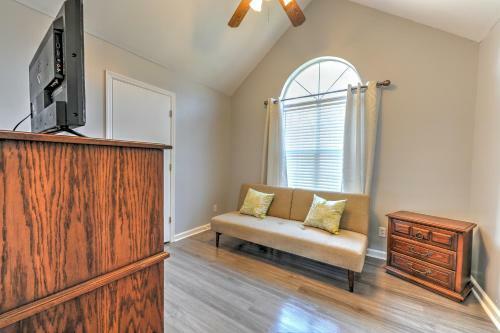 Sleek Savannah House About 13 Mi To Historic District!