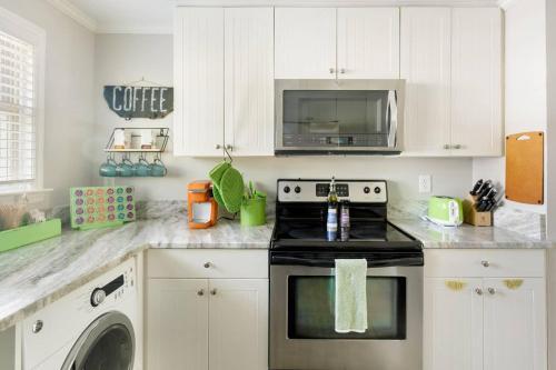 Apartamento Vibrant, Colorful Condo Building With Backyard Firepit And Games