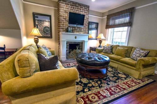 Oglethorpe Square Garden Apartment By Lucky Savannah