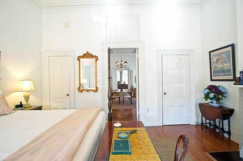 Wilkes Pied-a-terre By Lucky Savannah