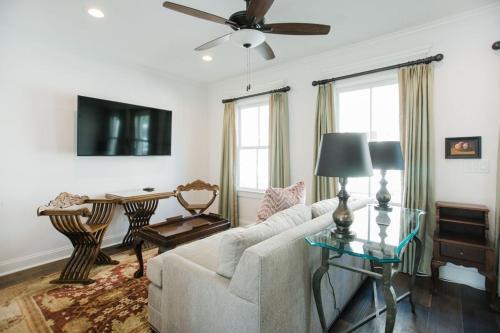 Lady Liberty Carriage House By Lucky Savannah