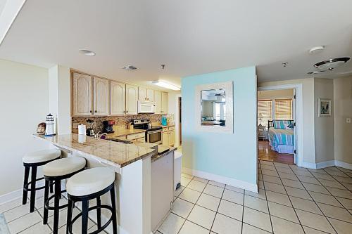 Apartamento New Listing! Beachside Villa With Bay Views & Pool Condo